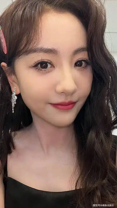 41岁杨蓉真是气质美女,穿吊带裙尽显窈窕身段,生图比精修图还美_黑色