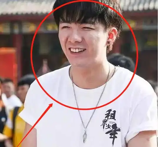 黄子韬新戏开拍全程垮脸!刘宇宁的表情抢镜,网友:幸灾乐祸!