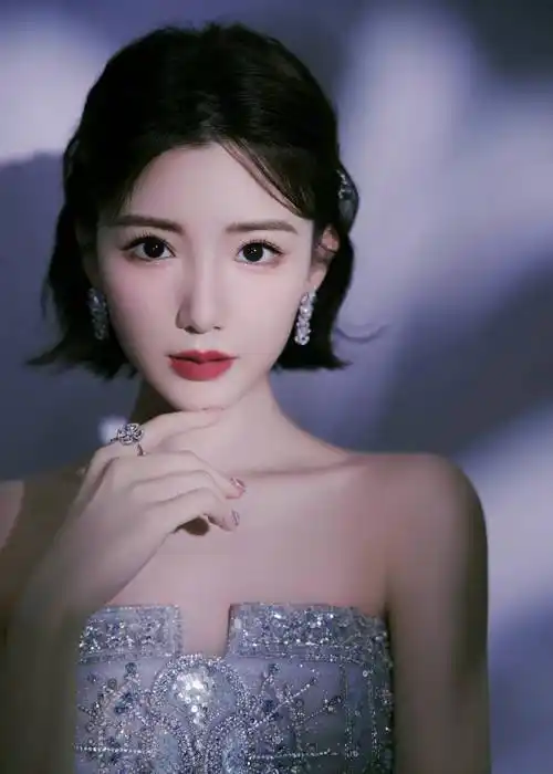 毛晓彤银色羽毛梦幻蓬蓬裙红毯造型,漂亮精致得像银河里的小仙女_玫瑰