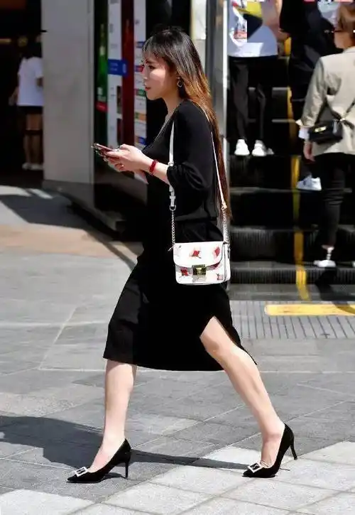 原创美女脚上搭配一双气质尖头高跟鞋酒红色色调显得时尚又有女人味