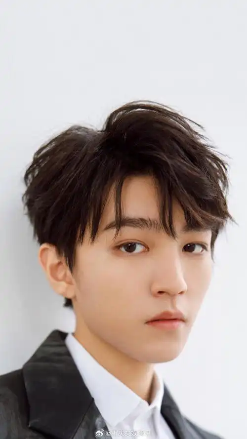 王俊凯直播#沉沦在王俊凯的美貌里无法自拔,送上九宫格壁纸!