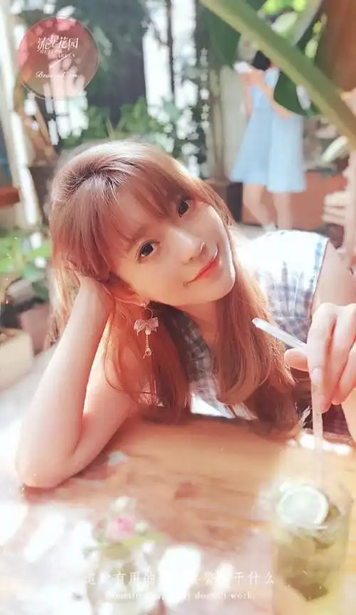 新一期的"韩国第一美少女"yurisa生活照来了