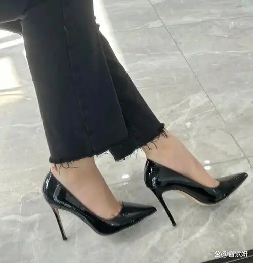 为什么大家都说穿黑色细跟高跟鞋要搭配裤子才好看呢?