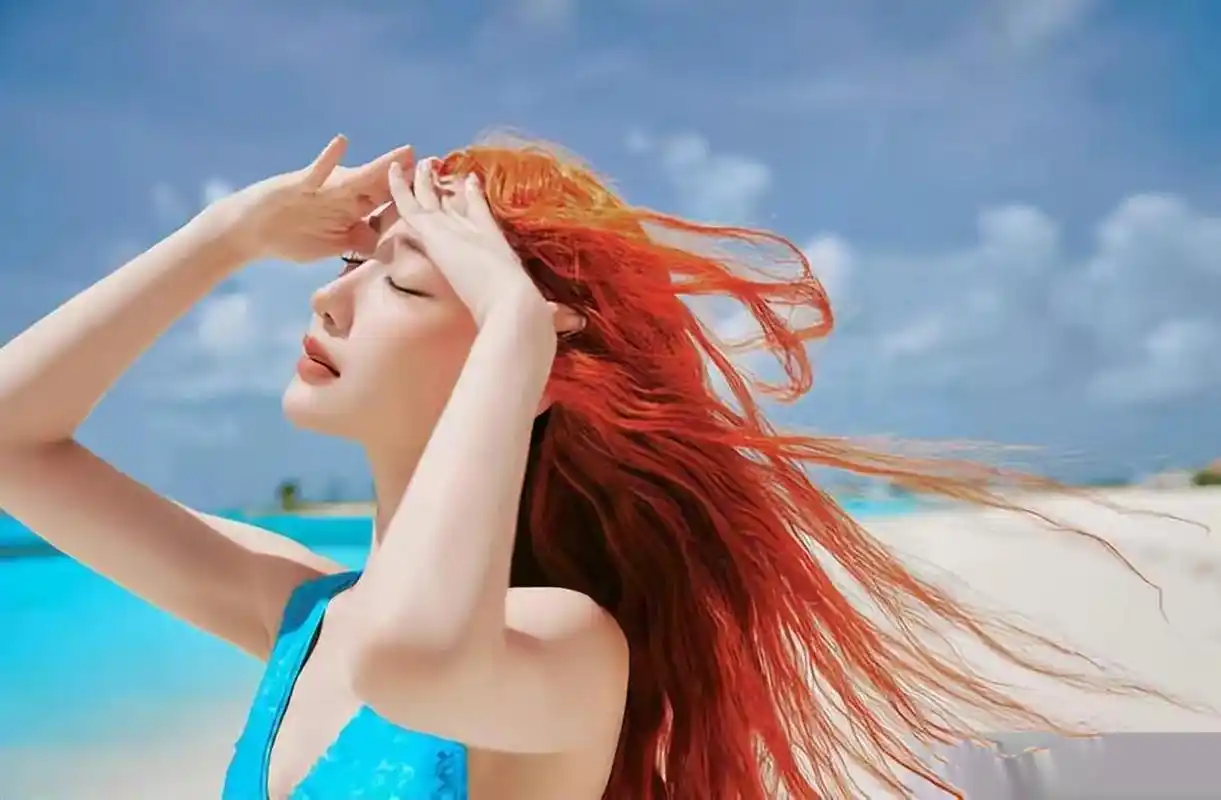 毛晓彤红发蓝裙宛若人鱼公主,海边晒太阳明媚灵动