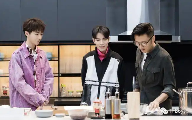 谢霆锋把厨房搬到《我们的乐队》,王俊凯在一旁东北式揣手乖巧等待!