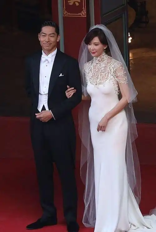 林志玲首晒一家三口,肤色差抢镜宝宝白到发光,47岁的她却无孕味