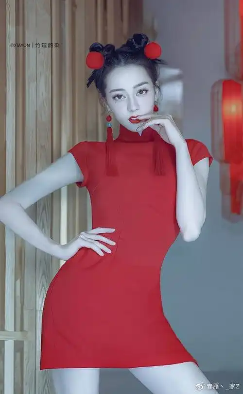 迪丽热巴最新安慕希代言图,穿红色紧身旗袍身材太绝了