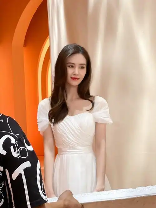 新浪娱乐讯 2021年8月20日,刘诗诗一组写真曝光.