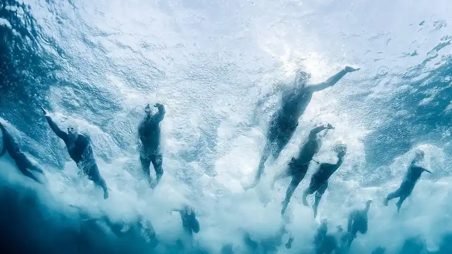 夏天到了,是不是都去海边游泳了?但是开放式海泳需谨慎
