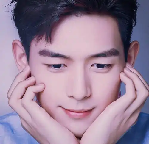 男明星托腮:王俊凯阳光,李现可爱,看到王一博:是我眼花了?