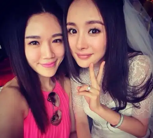 原创杨幂闺蜜晒亲密合照两人以老公老婆相称还曾参加杨幂婚礼