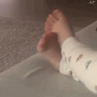 悠闲翘起小脚gifgif翘起悠闲小脚表情