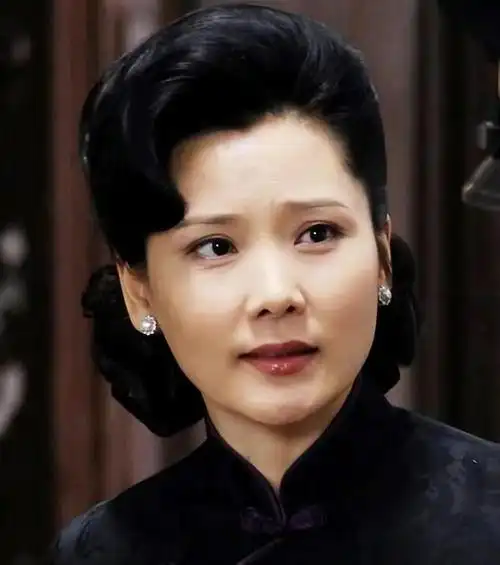 还可以选择这种老上海女人的推波头造型,立体而又高级,颇有民国时期女