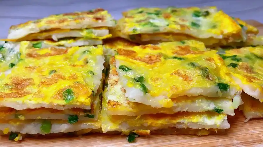 鸡蛋饼的简单做法,不和面不擀面,金黄香软,超好吃!