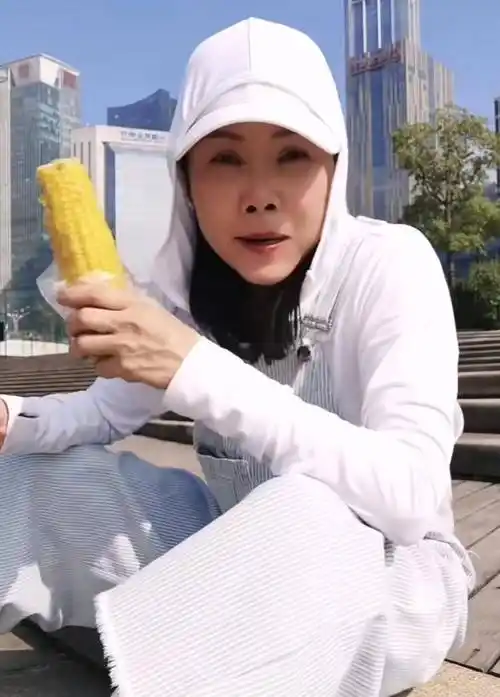 田震现身长沙路边啃玉米,姿势霸气腰间赘肉明显,穿百元衣接地气