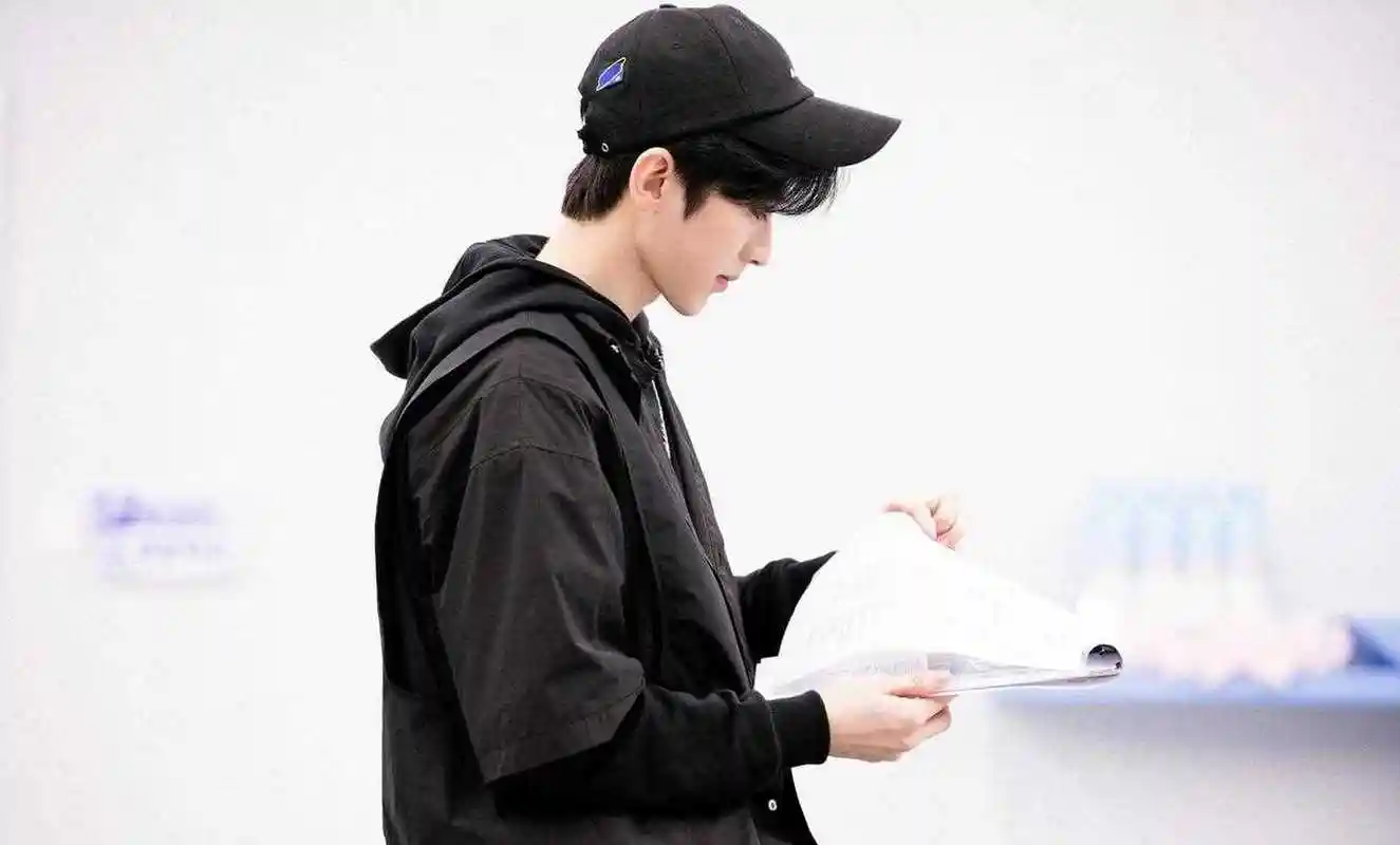 蔡徐坤 x 青春有你2|黑色帽衫叠穿搭配棒球帽,嘻哈风活力满满♂[汗]