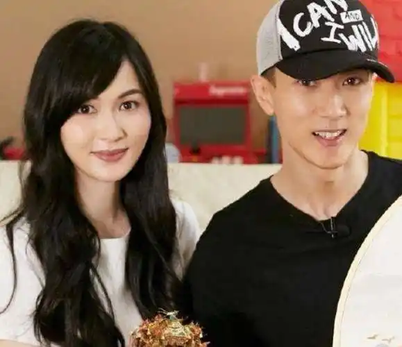 从那个时候开始,吴尊和林丽吟就没有分开过,两个人的感情越来越深厚