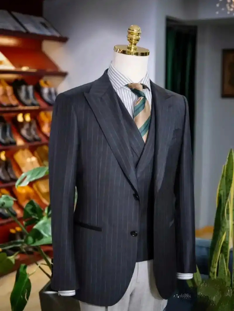 awei西服定制沈阳店.灰色条纹西装立体感十足,一直是男士衣 - 抖音