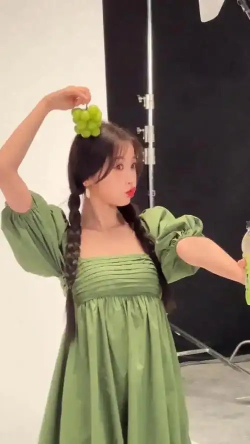 虞书欣双麻花辫亮相,嘟嘴卖萌尽显青春魅力|发型|唱片|音乐专辑|最新