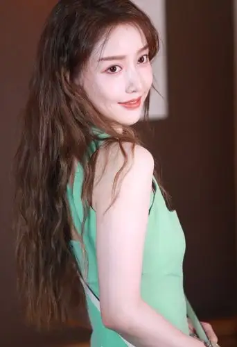 姜贞羽独自美丽穿薄荷绿短裙亮相大热综艺资源赶超硬糖少女