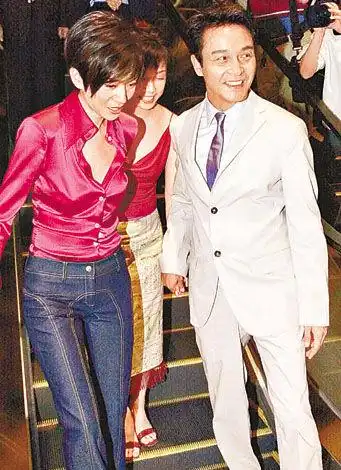 1/41 张国荣的好哥们——梅艳芳 数日前,微博上众人都在打听一个"惊天