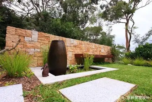 中式庭院 i 水景墙浓缩了千山万水之景象