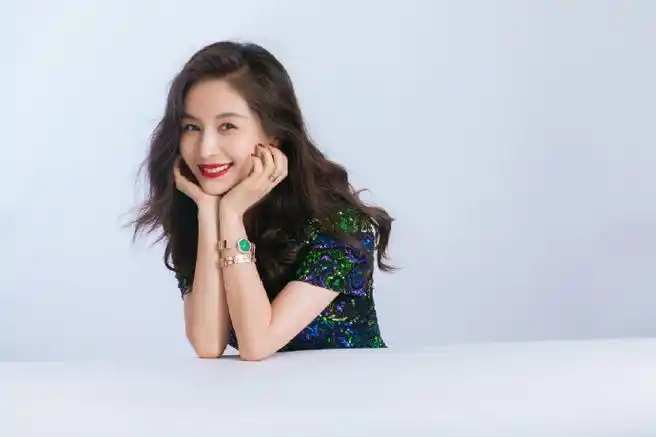 王子文,卷发红唇,热烈迷人