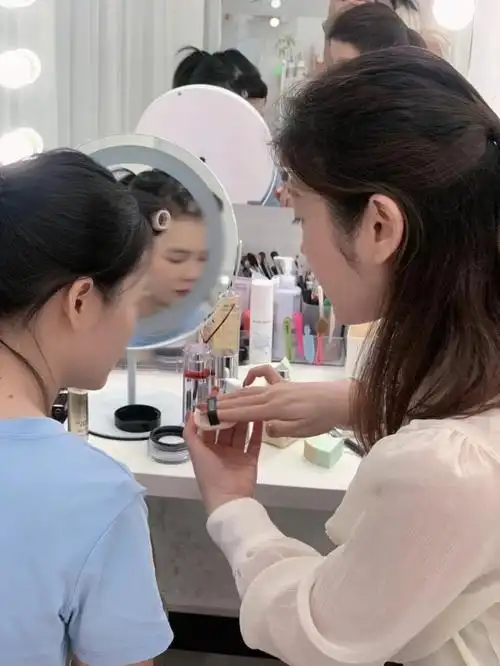 东莞学化妆学会怎样秒变风格甜酷girl的转
