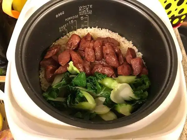 加州澄做的腊味煲仔饭(电饭煲版)