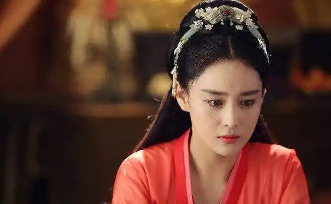 出演《封神英雄榜》苏妲己的张馨予,如今却在给迪丽热巴当配角_角色