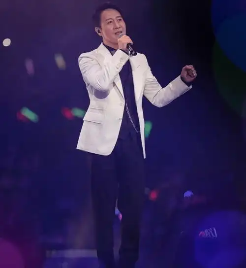 黎明像往常一样绅士,穿着黑色正装,戴着领带,穿着白色西装,脱下外套的