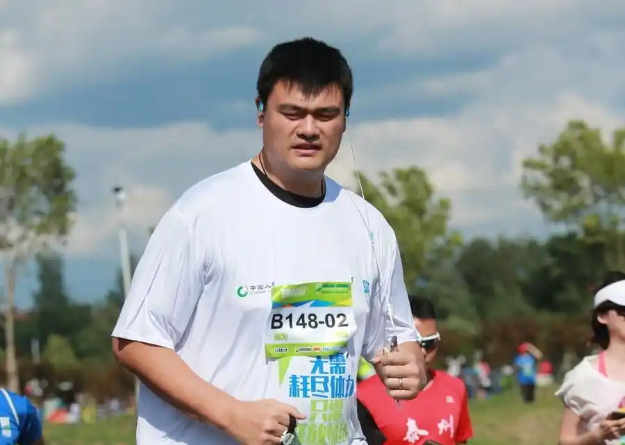 姚明体重超400斤遭嫌弃,被问发胖原因?他开口一句话笑翻全场