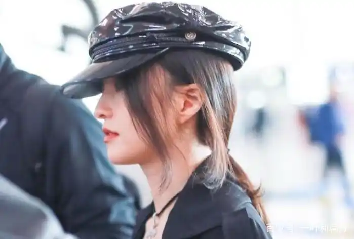 张韶涵早期美照,十字架项链化身"暗黑系"girl,小皮帽红唇抢镜
