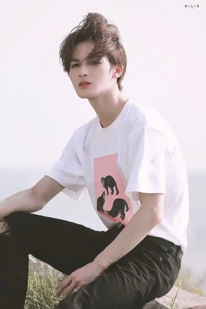 组图:朱正廷身穿小猫印花t恤干净清爽 置身海边嘟嘴拨发日系十足_高清