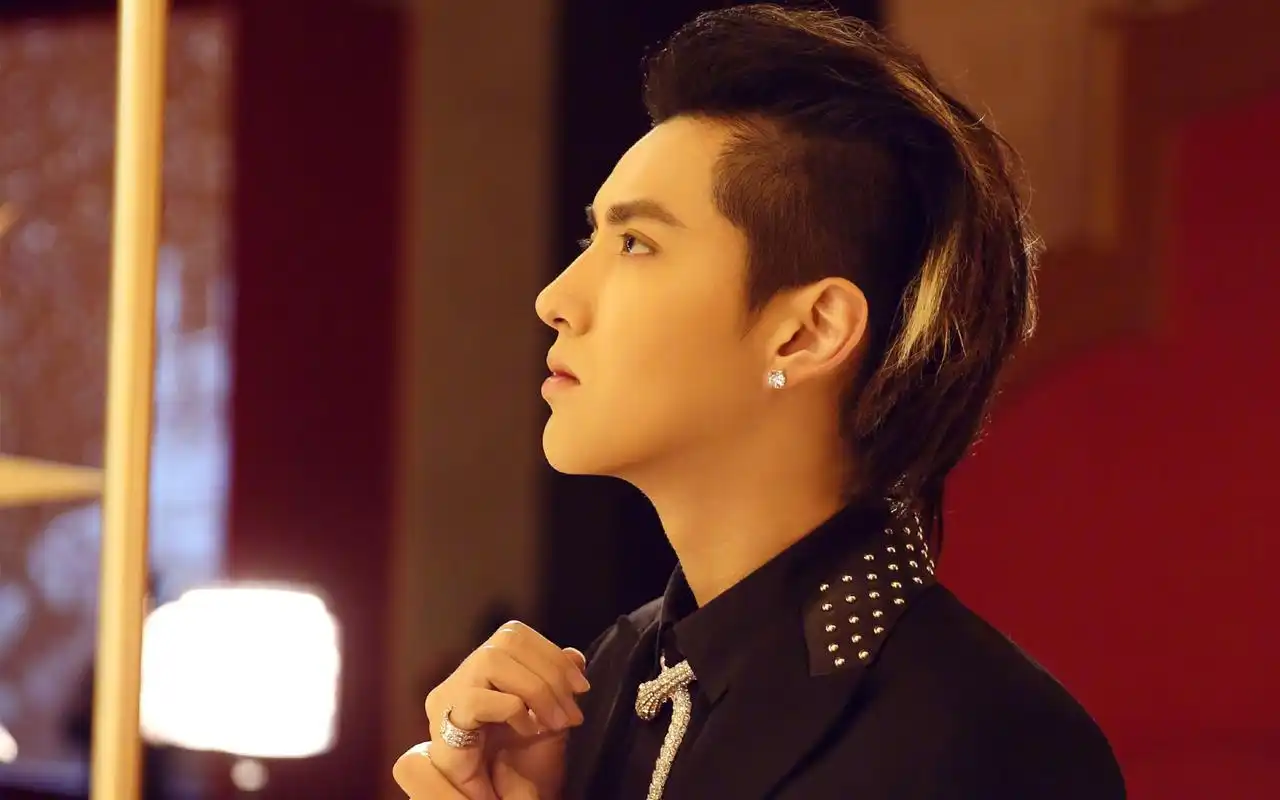 吴亦凡黑色西装帅气写真图片桌面壁纸