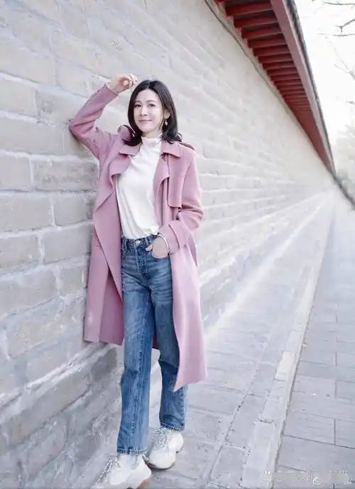 素颜的童蕾依然精致耐看,粉色风衣搭配蓝色牛仔裤,时尚cp
