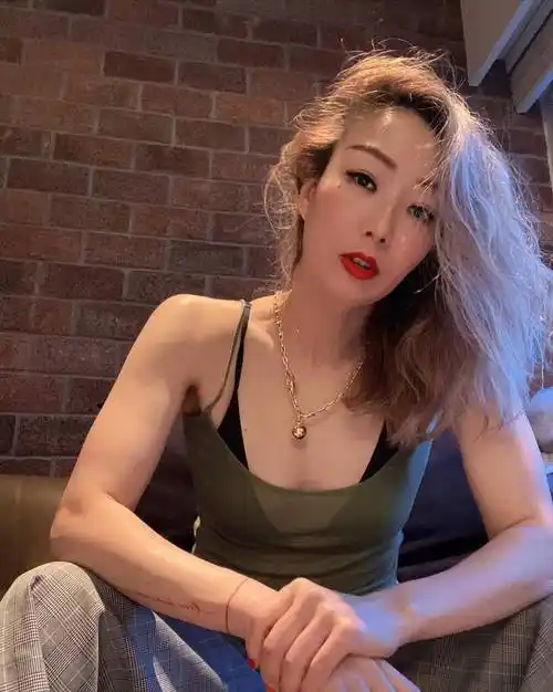 而当郑秀文出席活动时,她深陷的眼眶,她诡异的面部肌肉,以及她满脸