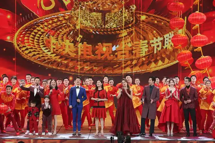 2018央视春晚开场歌舞 沙溢一家陈晓佟丽娅等亮相