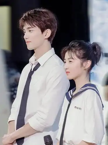 张子枫主动找吴磊握手,两人后台互动花絮曝光,网友:超甜!