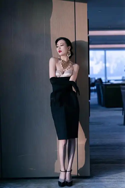 王鸥身着黑色抹胸长裙 眼神深邃迷人!