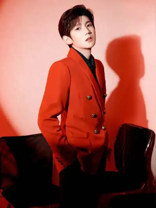 王源红西服红火帅气 透露与小朋友演出亲切有爱