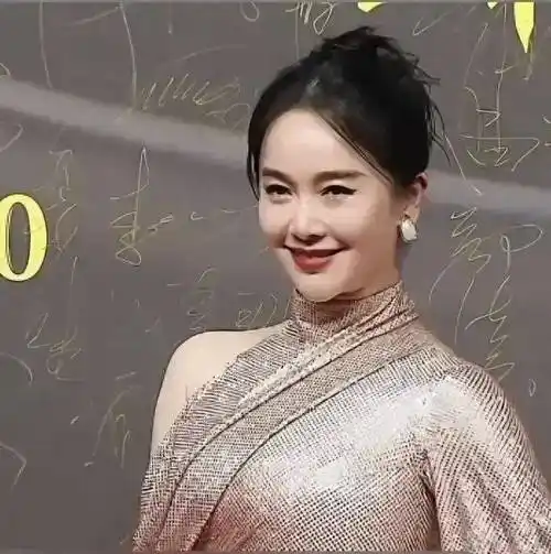 原创左小青泳衣下水近照曝光曲美丰腴身材惹网友心动真是太好看了