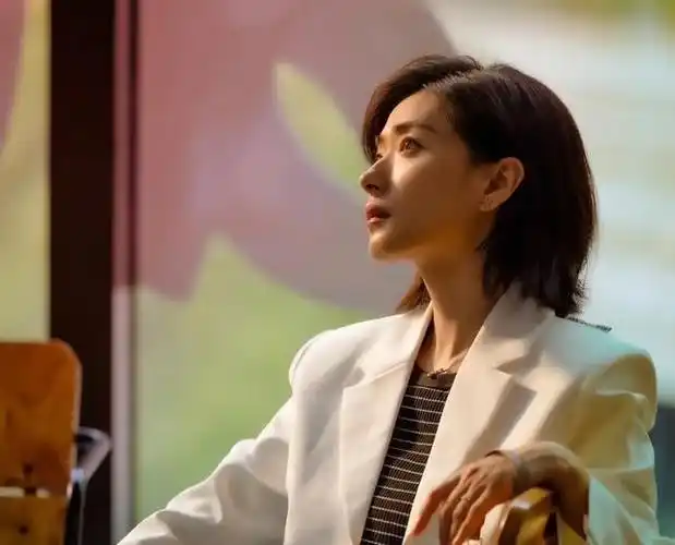 她和"黄亦玫"最相似的地方,可能就是那种天生丽质,不需要任何修饰的美