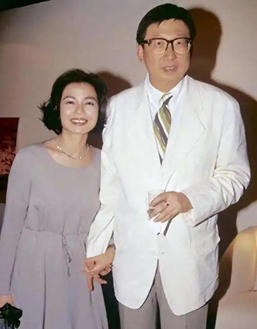 钟楚红:巅峰时退圈,丈夫病逝后坚持15年不改嫁,她的痴爱令人泪目