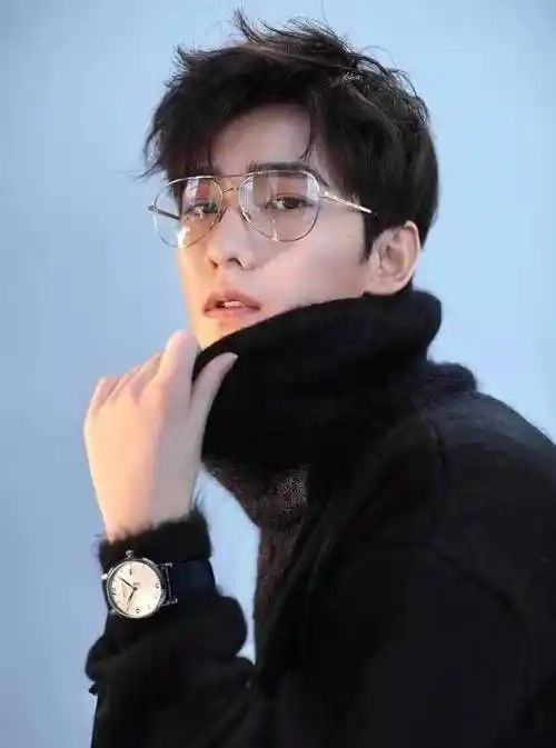 杨洋八月份的最后一条微博,晒出黑框素颜自拍,皮肤状态超好,不愧是杨