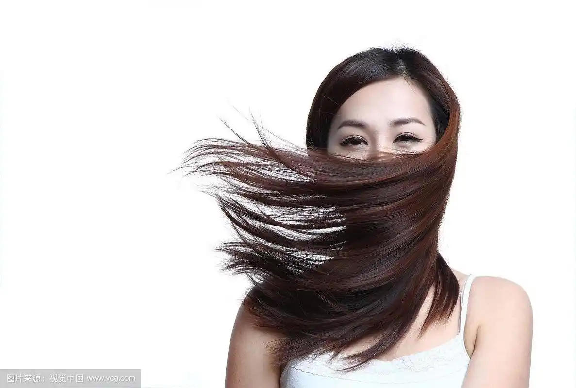 头发飘逸的年轻女人