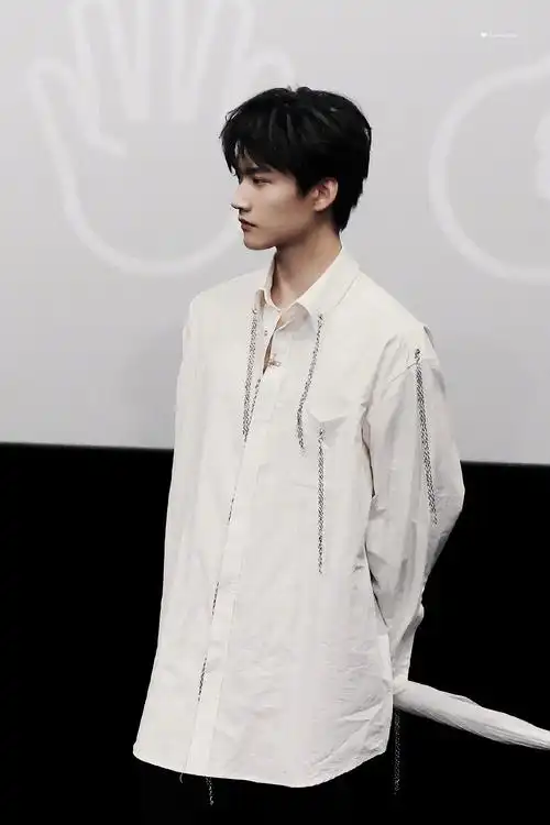 周柯宇导演请指教《撑伞人》海报 创伤过后……__财经头条