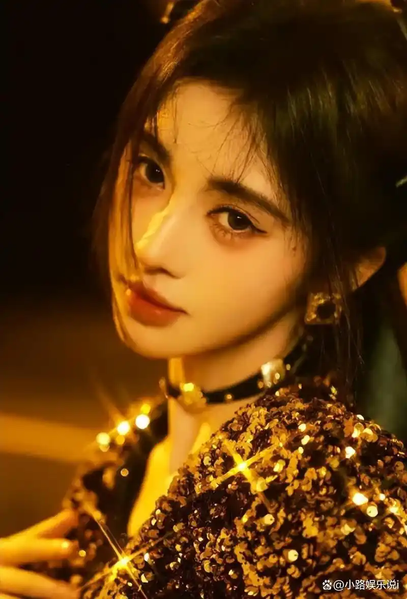 跨年夜妆造大赏:关晓彤再显壮实,鞠婧祎虞书欣变辣妹,杨紫超美