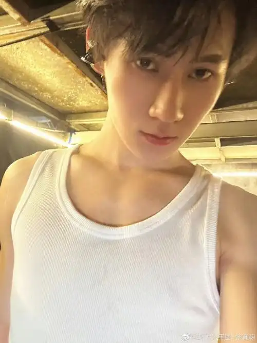 张真源连手机壳都是黑色##张真源歪头对镜自拍