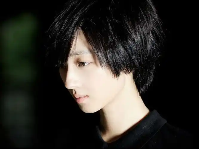 短发美女桂纶镁